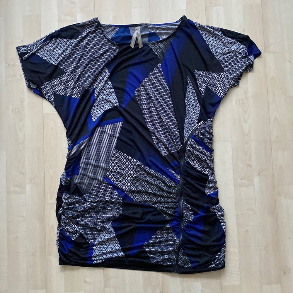 EUC tunic, ruched sides, longer length, front zip, abstract pattern, flattering